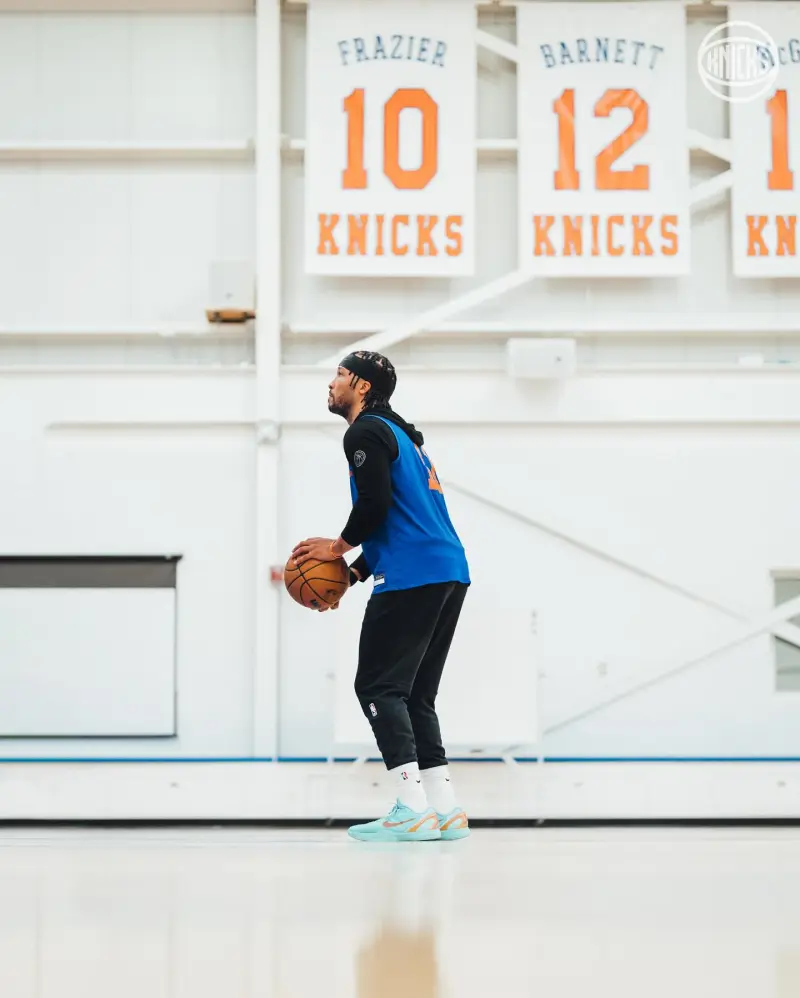 新主帅新气象！尼克斯官方：训练营第二天落幕，明天继续