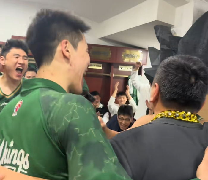 胜深圳更衣室！全员兴奋氛围极佳，汉兹领奖发懵，王世龙得金链子|南京同曦|邬挺嘉|郭昊文|比赛|团队性_新浪体育_新浪新闻