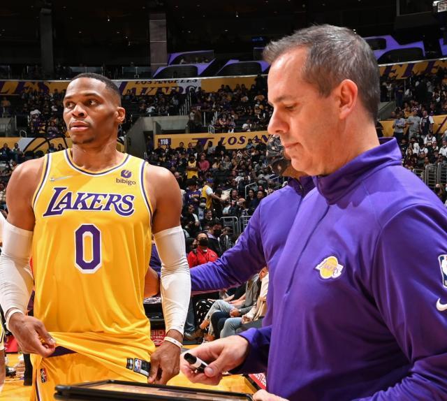 韦少谈最后时刻坐板凳：惊讶且沮丧 但输球更糟糕