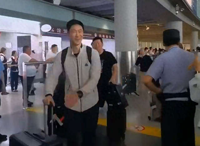 多多28下载-国乒落地北京全队洋溢笑容!梁靖崑两儿子接机 王楚钦仍一脸疲惫|梁靖昆|王励勤|男团|决赛|女团_新浪体育_新浪新闻
