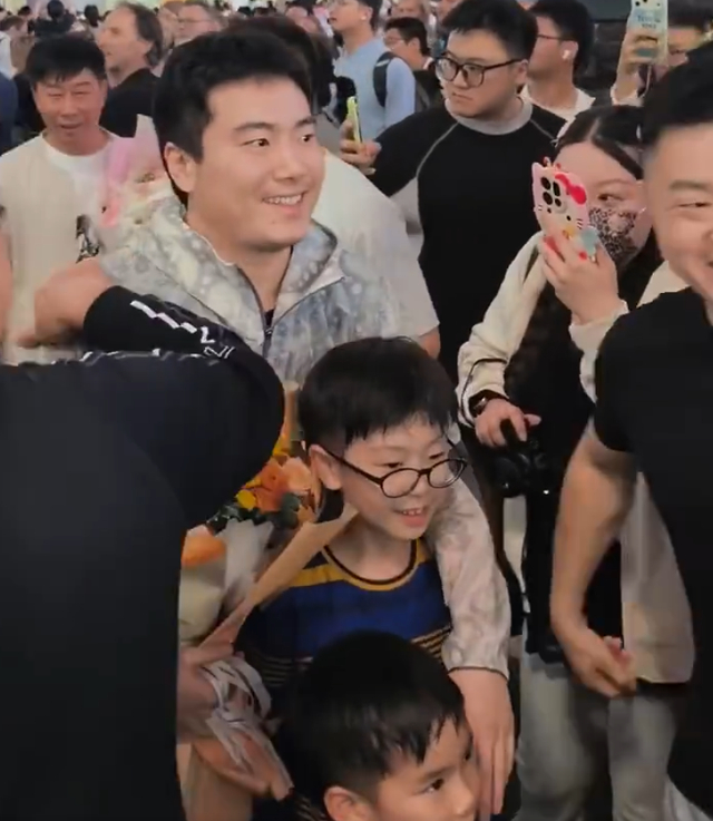 多多28下载-国乒落地北京全队洋溢笑容!梁靖崑两儿子接机 王楚钦仍一脸疲惫|梁靖昆|王励勤|男团|决赛|女团_新浪体育_新浪新闻