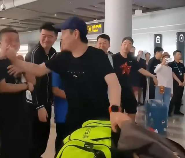 多多28下载-国乒落地北京全队洋溢笑容!梁靖崑两儿子接机 王楚钦仍一脸疲惫|梁靖昆|王励勤|男团|决赛|女团_新浪体育_新浪新闻